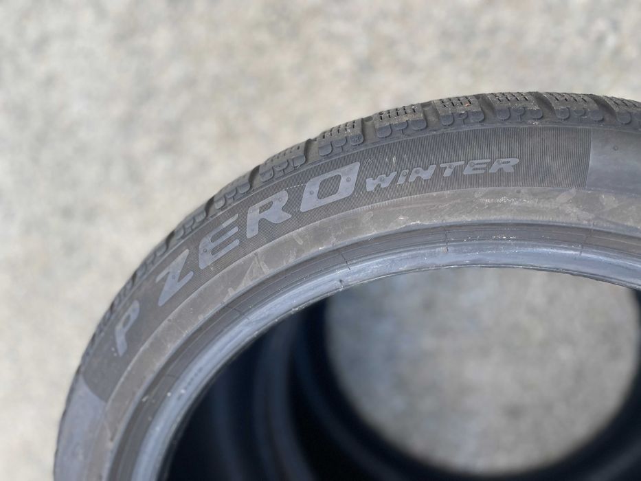 2x 285 40 20 Pirelli Pzero WInter