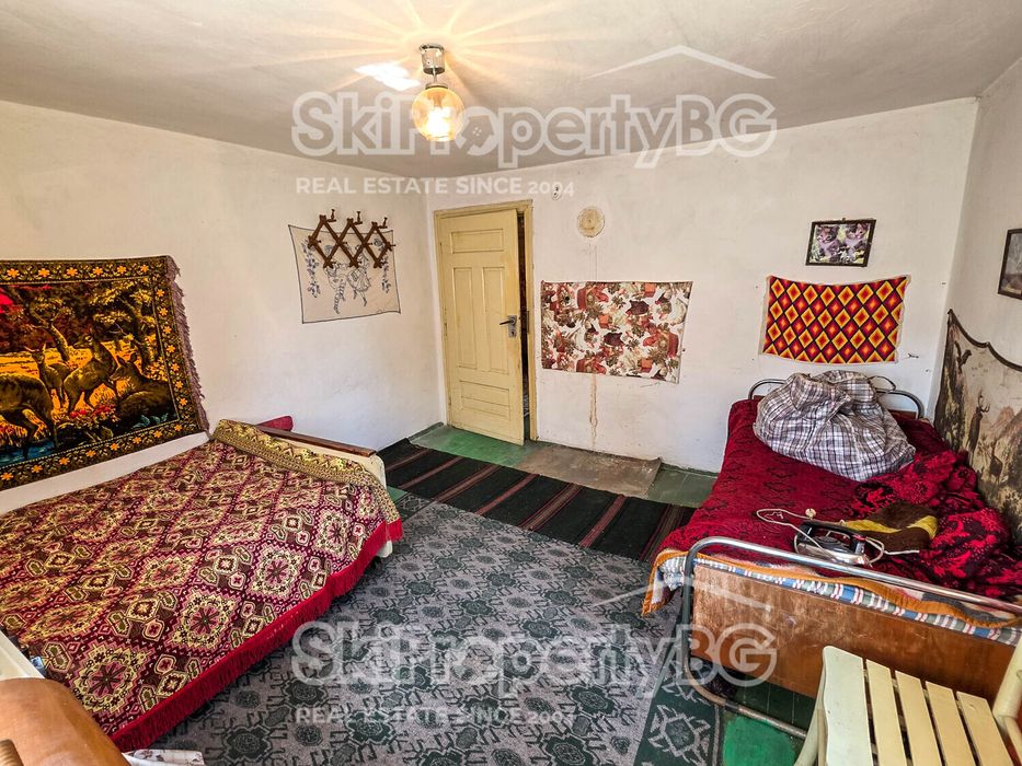 Стара къща с голям инвестиционен потенциал в село Говедарци, близо до Боровец!