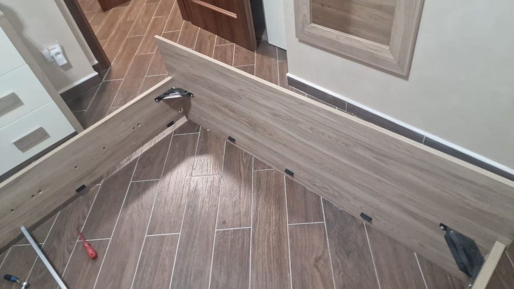 Pat matrimonial cu somiera rabatabila si noptiere