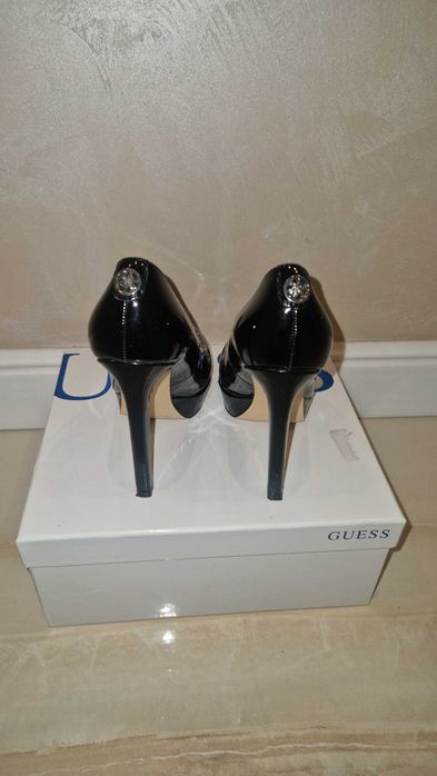 Елегантни обувки на ток GUESS