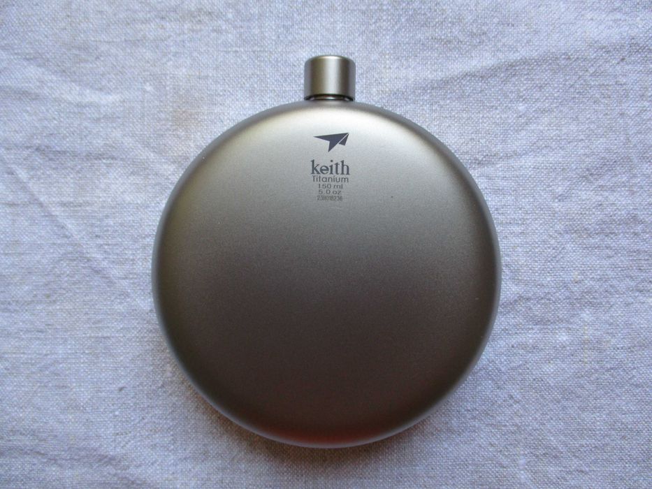 Keith Titanium Round Flask, sticlă de buzunar, cu pâlnie, titan, nouă