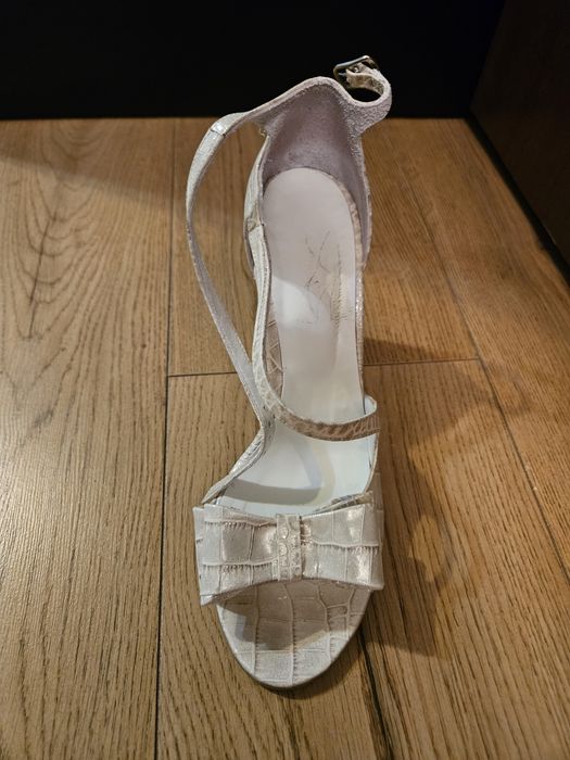 Sandale din piele crem mas 38