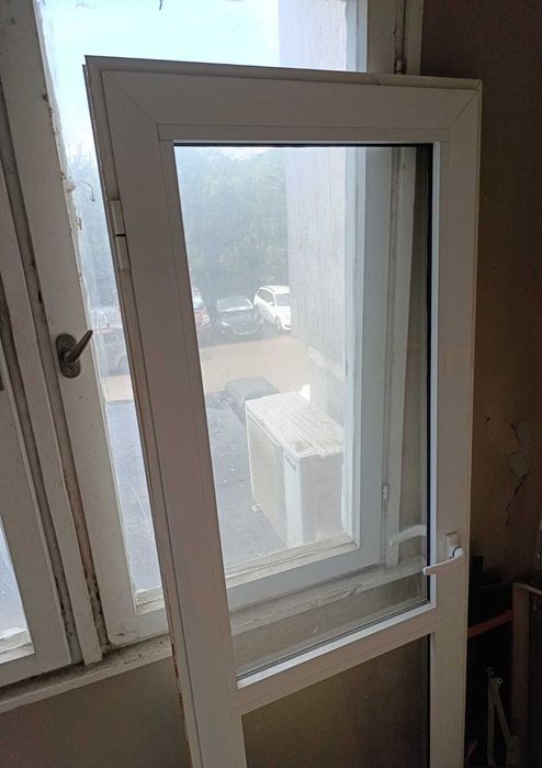 Алуминиева врата с каса в отлично състояние
