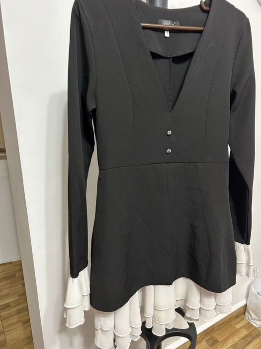 Rochie elganta cu voloane albe