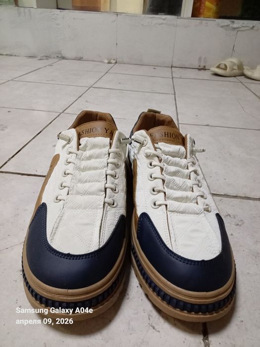 продам кроссовки новый 40 размер