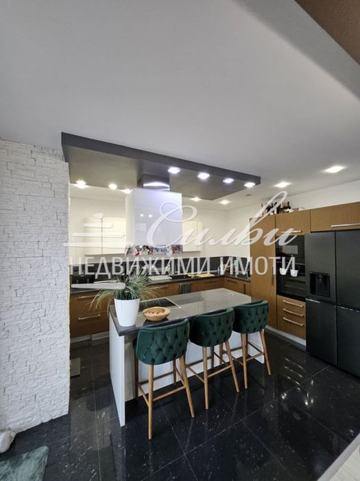 Продава се Мезонет в Шумен, Център - 400 кв.м за 1125 €/кв.м - Снимка #2