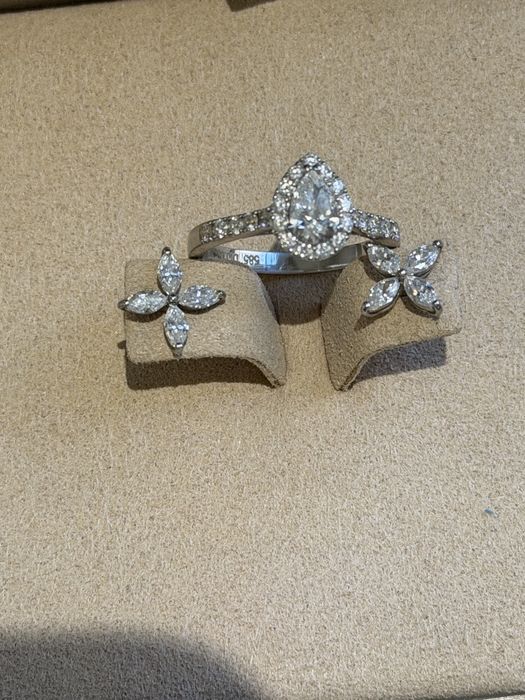Продам сергьи и кольцо с бриллиантами