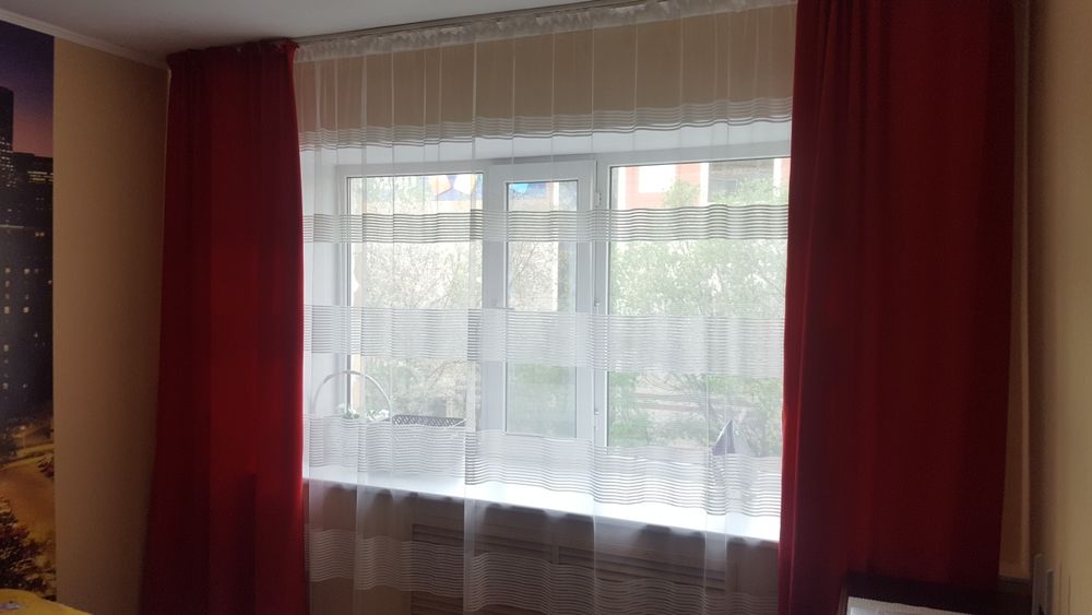 Готовые шторы, в красивом  красном  цвете.