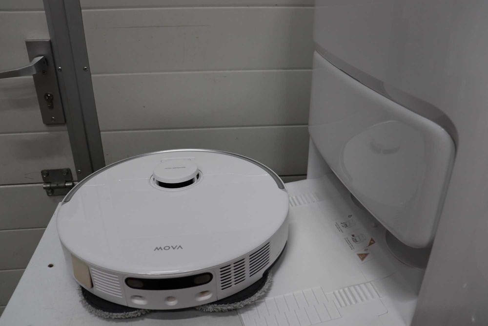 Mova P50 Pro Ultra робот прахосмукачка с моп, 19000Pa, 75°C моп с гореща вода, издърпваща се странична четка, LDS навигация, RGB AI+LED