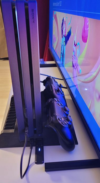 PS4 Pro 1TB – Пълен комплект с 2 джойстика