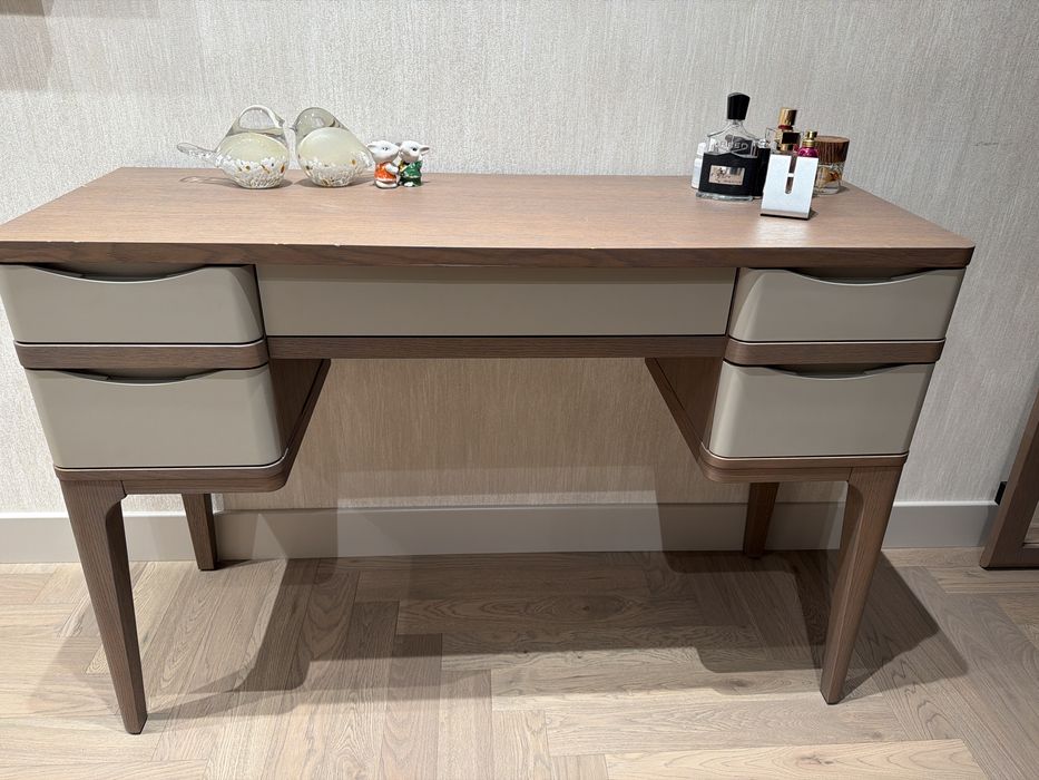 Продам туалетный столик и тумбочки!