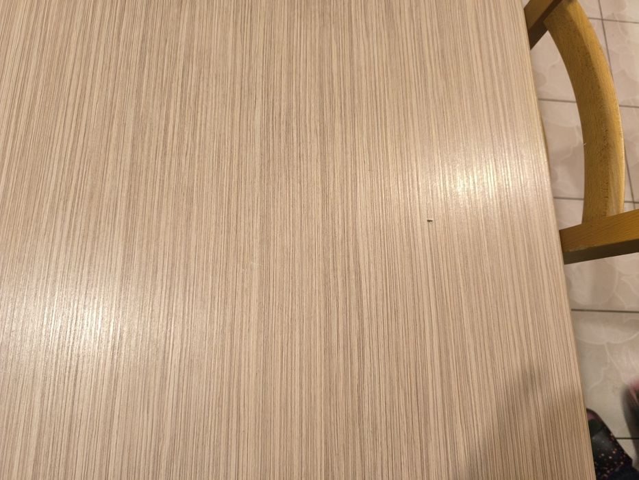 Vând masi și 4 scaune