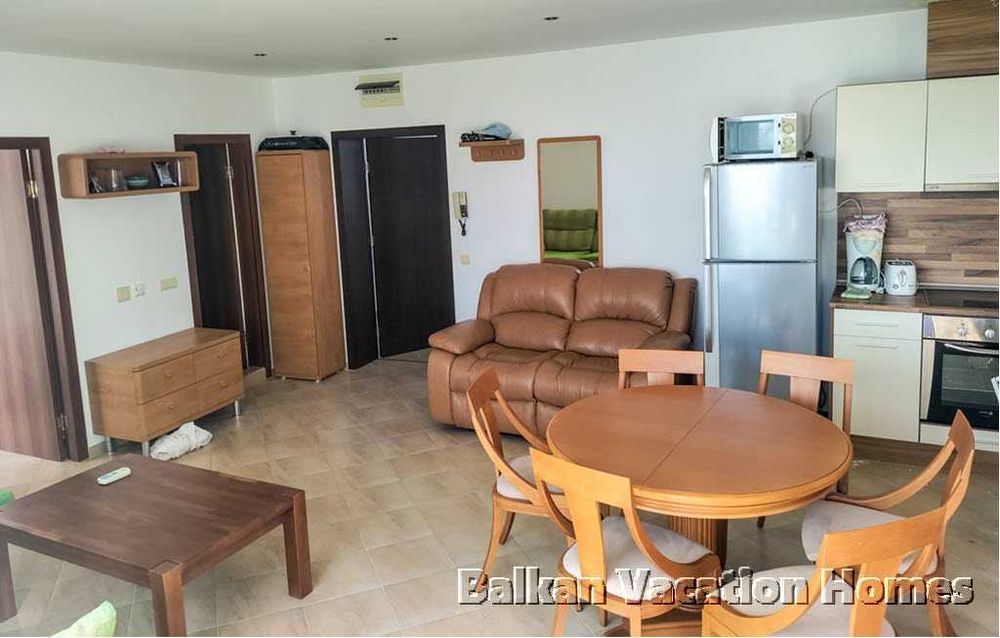 Голям тристаен апартамент с морска панорама в Бяла