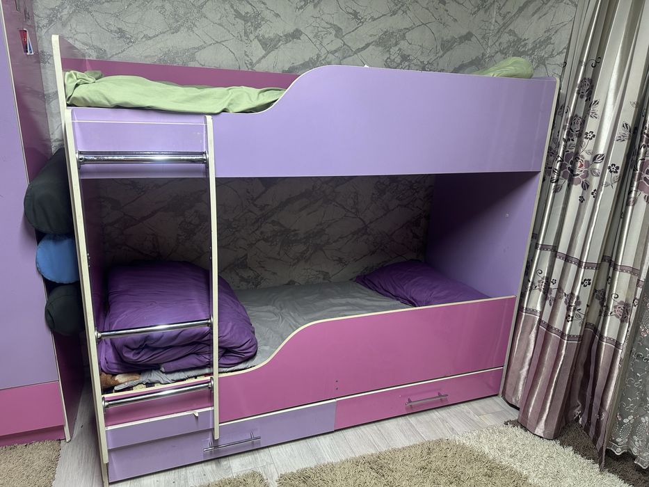 Двухяростная кровать и шкаф