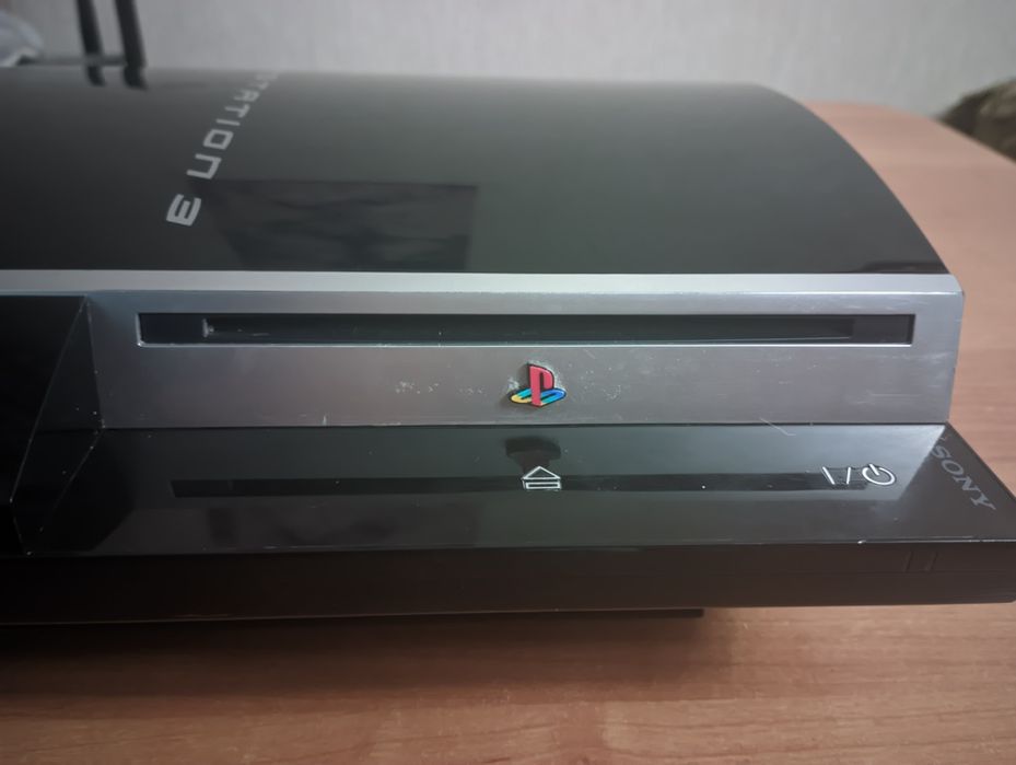 Продам PS3 Fat в почти идеальном состоянии
