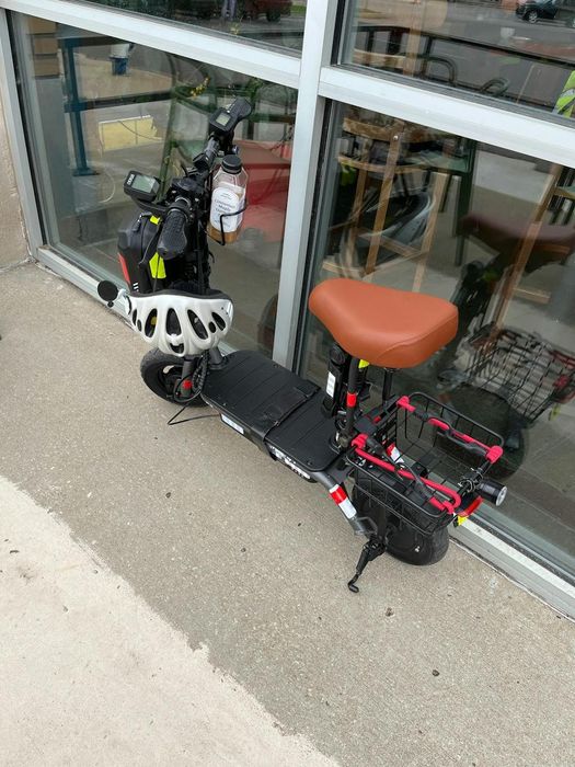 Trotinetă electrică F2 1000W cu motor și scaun