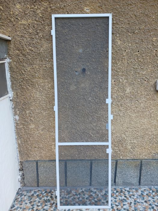 Комарници,На 1 сезон ,нови направени от здрави, качествени материали.