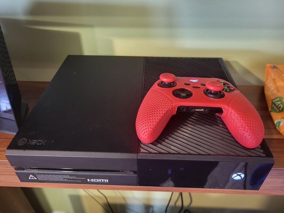 Продавам конзола xbox one с джойстик и игри