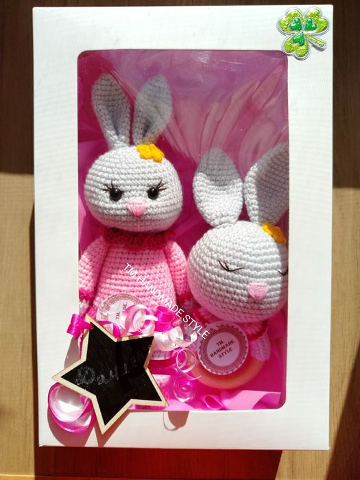 Комплект за бебе с играчка и дрънкалка + подаръчна кутия