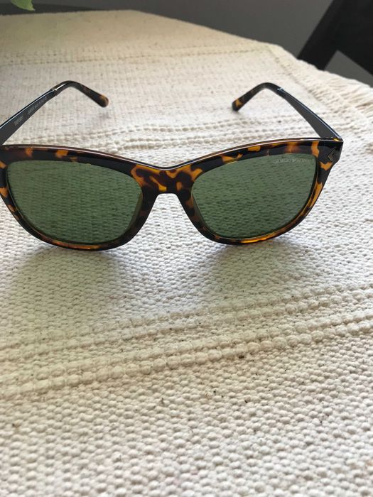 Продава слънчеви очила Емпорио Армани