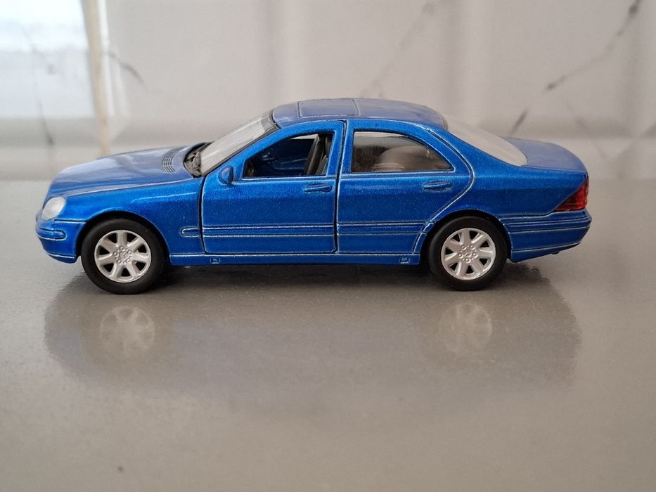 Коллекционная модель машины Мерседес S500