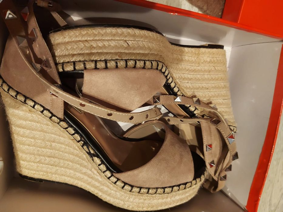 Босоножки на платформе.