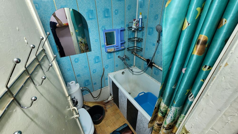 kvartira YASHNOBOD 1 Etaj, 1 xona, hamma mebeli bilan sotiladi srochno