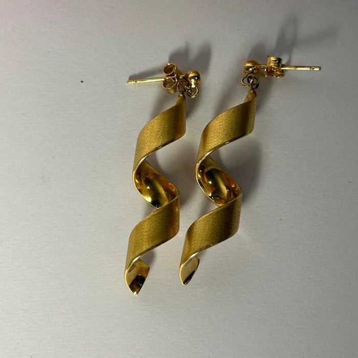 Cercei din Aur Galben 18K cu Design Spiralat Elegant