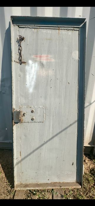 Продам металлическое дверное полотно без косяка.