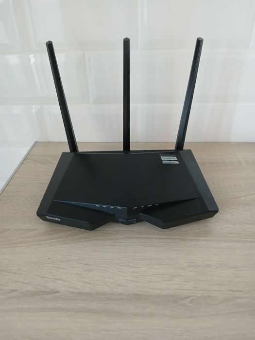 Vand router Tenda Ac18