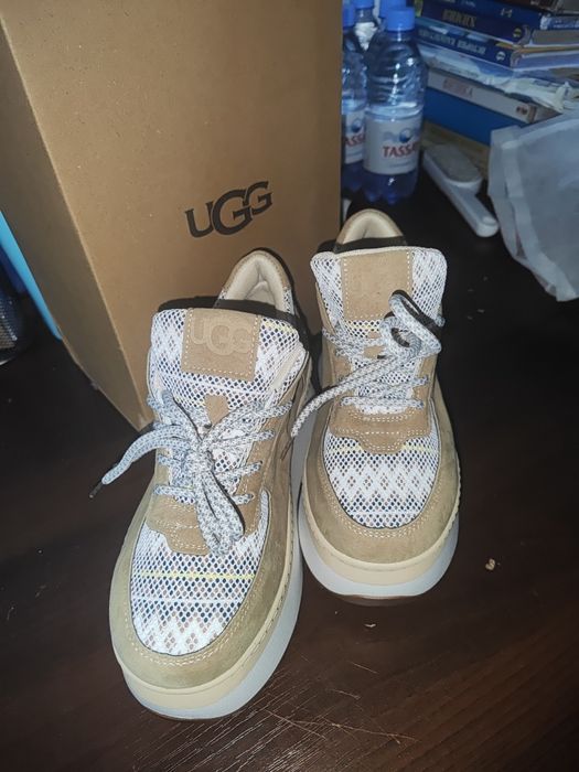 Продам кроссовки UGG