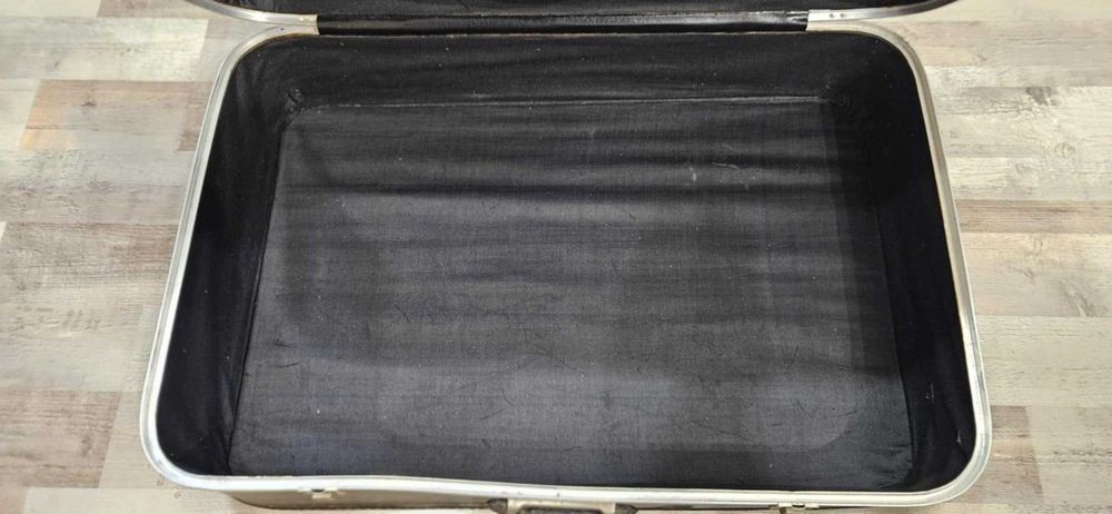 голям стар куфар за декорация