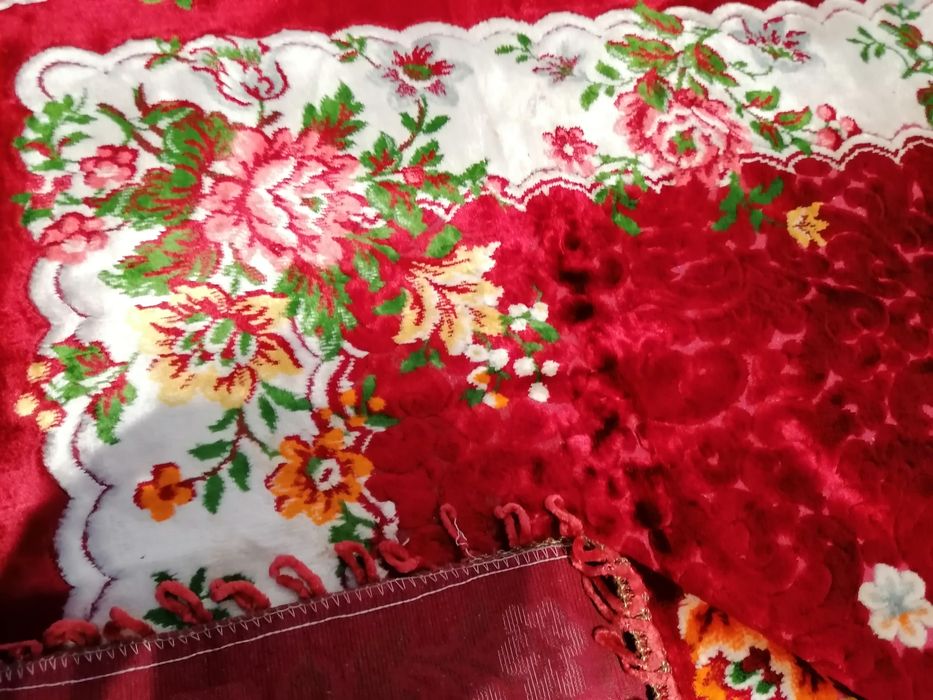 Vând set cuvertura și față de masă persană.