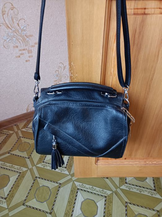 Сумка дамская черного цвета.