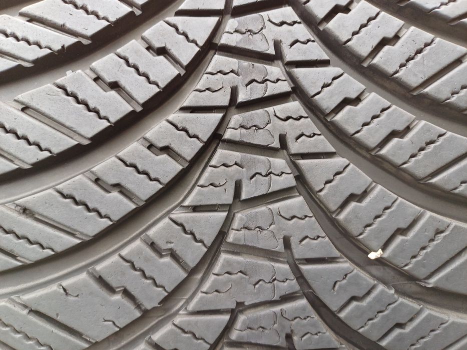 Гуми 235/40/18 Фалкен