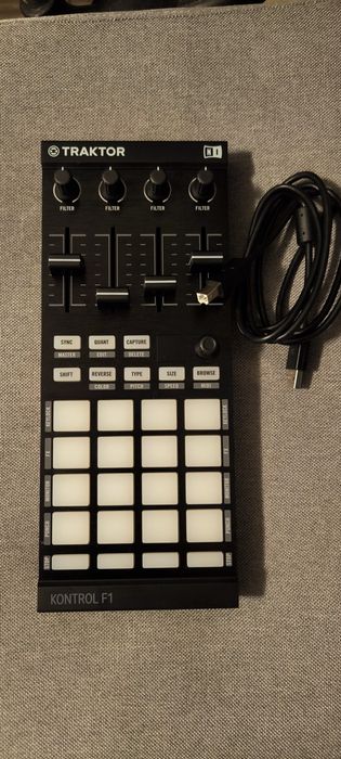 Native Instruments Traktor Kontrol F1, controller DJ pentru remix și stems