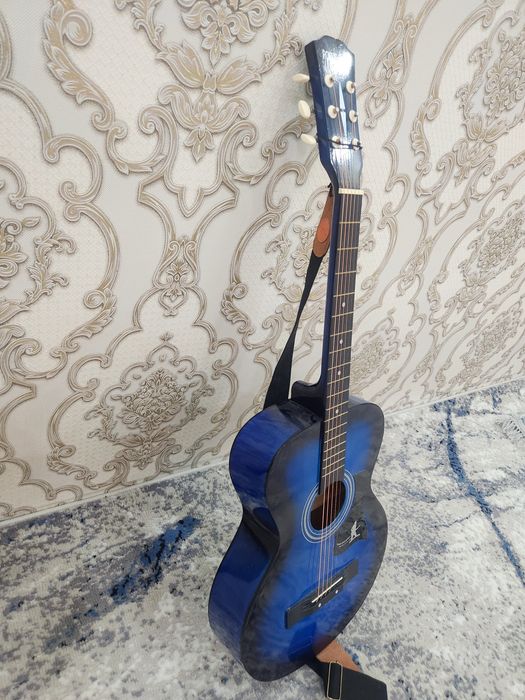 Yangi Xolatda Gitara Sotiladi.