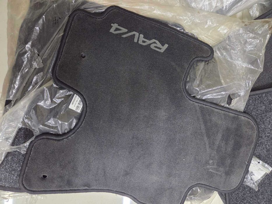 Разпродажба – оригинални стелки за Toyota RAV4 2000г.–2005г.