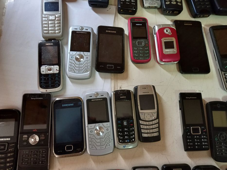 Vand/schimb lot 50 telefoane Nokia, Samsung,Motorola, BlackBerry