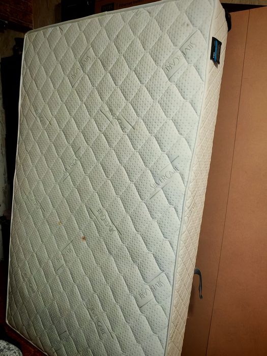 Матрак с вградена дървена рамка