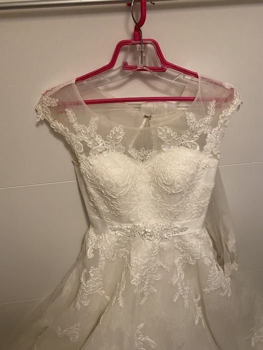 Rochie mireasa cu dantela și voal