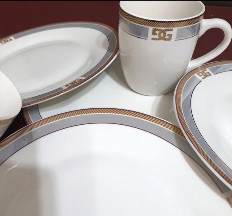 Set patru farfurii si doua cescute