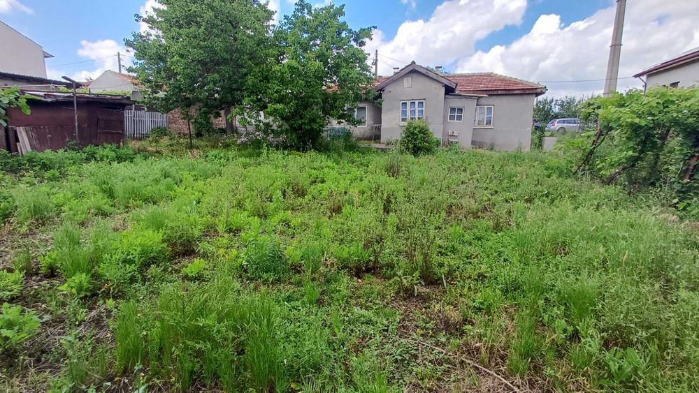 Продавам двор 1600 кв.м със стара къща, близо до Хуманитарна гимназия, гр Добрич