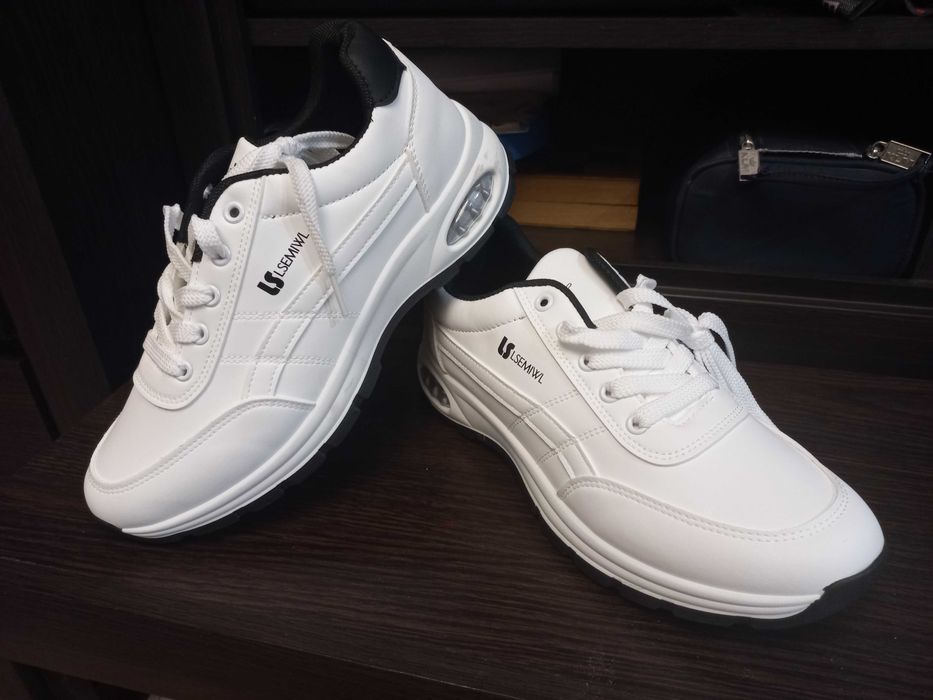 Новые белые  кроссовки