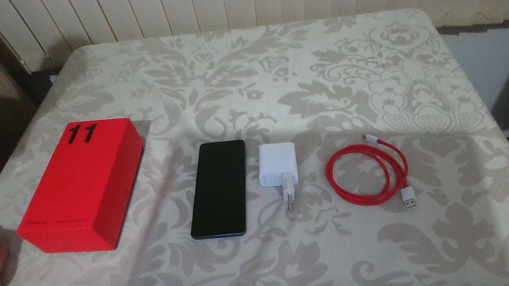 продавам личният си смартфон OnePlus 11