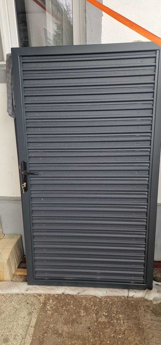 vand poarta culisanta din sipca metalica