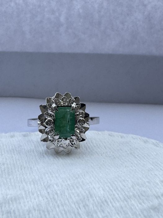 Inel aur alb 18k cu smarald și diamante laterale – mărimea 54
