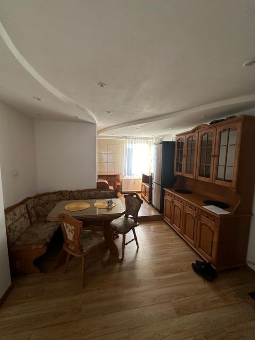 Apartament cu trei camere de inchiriat in cartierul Tudor.