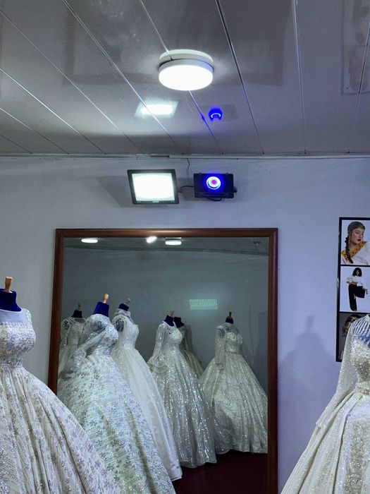 Oyna va 4 ta Projektor (Yoritgich) sotiladi