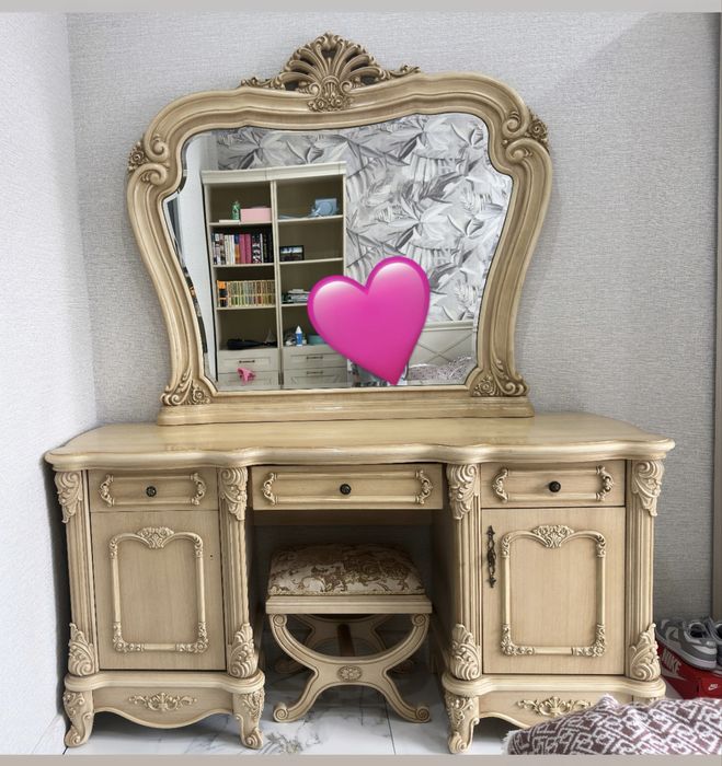 Трюмо с зеркалом, банкетка.